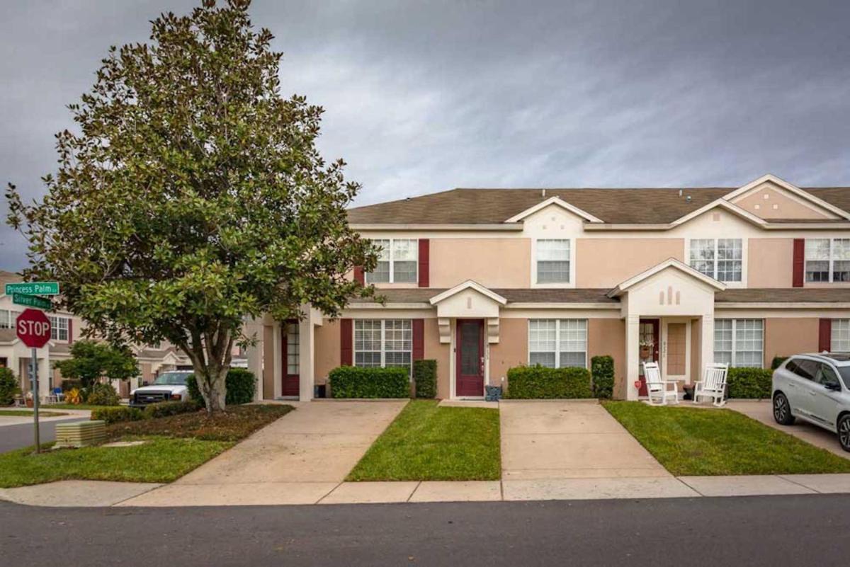 Popular attractions Area Nearby Property
